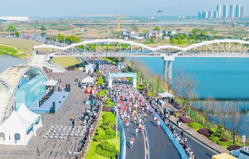 梁子湖畔好風日　最美賽道相逢時 2024鄂州梁子湖半程馬拉松賽鳴槍開跑